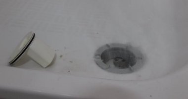 Kirli duş giderinden sonra su durulanır, derin temizlik ve açılır, toprak ve küf, beyaz metal yüzey, bakım görevi. Temizlik ve ev işi kavramı