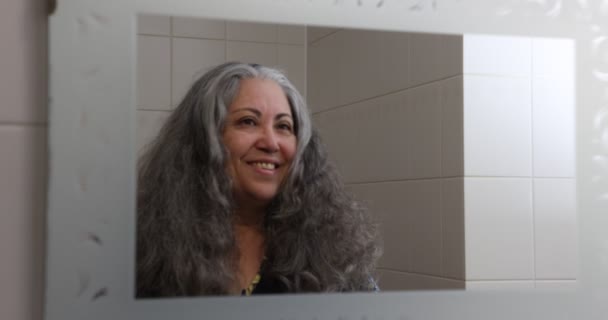 Femme Adulte Debout Dans Miroir Avant Réfléchissant Elle Regardant Vient — Video
