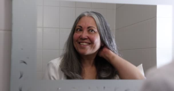 Mujer Adulta Pie Frente Espejo Reflejándose Mirándose Misma Después Enderezar — Vídeos de Stock