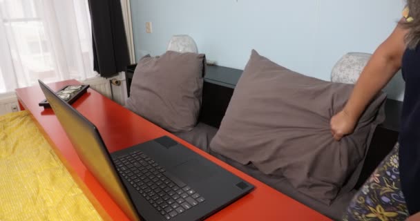 シニア大人の女性のベッドの上で彼女のラップトップ上で作業を開始するには コンピュータのキーを入力し 幸せな顔の表情 長い黒灰色の髪 眼鏡笑みを浮かべて集中して座っている 家のコンセプトで働く — ストック動画