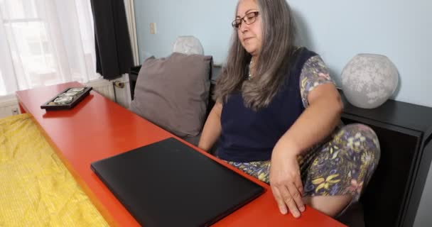 Donna Adulta Anziana Che Viene Sedersi Sul Letto Aprendo Suo — Video Stock