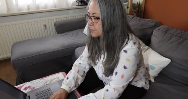 Mulher Adulta Idosa Concentrada Trabalhando Usando Seu Laptop Focada Trabalho — Vídeo de Stock