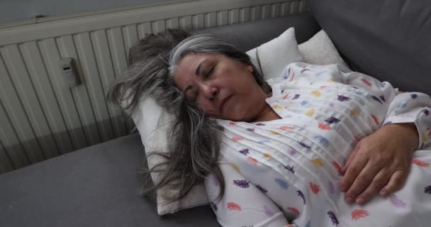 Ired Donna Adulta Che Dorme Rilassata Cuscini Sul Divano Dopo — Video Stock