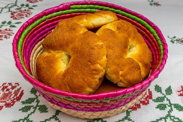 Panecillos Ceto Bajos Carbohidratos Canasta Mimbre Mexicano Sobre Mesa Con — Foto de Stock