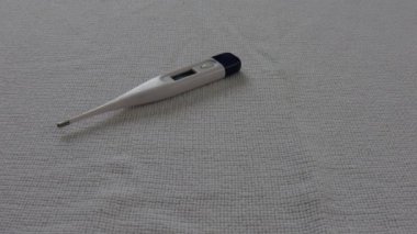 Vücut ısısını kontrol etmek için bir termometrenin yanına yerleştirilen haplar, beyaz arka plan, ateşi düşürmek için ilaçlar, yüksek sağlık hizmetleri ve sağlık sigortası masrafları kavramı
