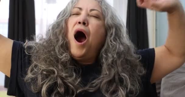 Yeni Uyanmış Yaşlı Kadının Yüzünün Yakın Çekimi Esnemesi Esnemesi Başıyla — Stok video