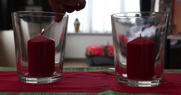 Två Röda Ljus Glas Ljusstakar Tänds Vuxna Kvinnliga Händer Vilket — Stockvideo