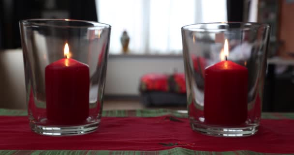 Dos Velas Rojas Encendidas Candelabros Vidrio Que Apagan Con Snuffer — Vídeos de Stock