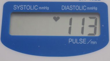 Yüksek tansiyon 140, 85 dijital sphygmomanometre ekranda, yaşam boyu süren hastalıklar, yüksek sağlık hizmetleri ve sağlık sigortası masrafları. Kalp hastalığı konsepti
