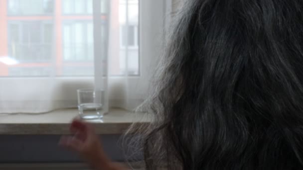 Uvolněná Tvář Starší Latinské Ženy Sedící Pohovce Čtoucí Sklenice Pitné — Stock video