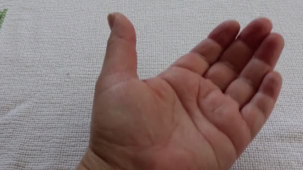 Kobiece Ręce Starszej Dorosłej Kobiety Biorącej Tabletkę Butelki Białym Tle — Wideo stockowe