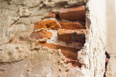 Eski kırık tuğla duvar