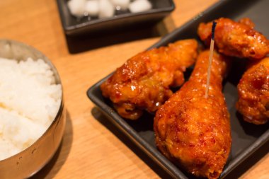 kızarmış tavuk pilav ile siyah plaka