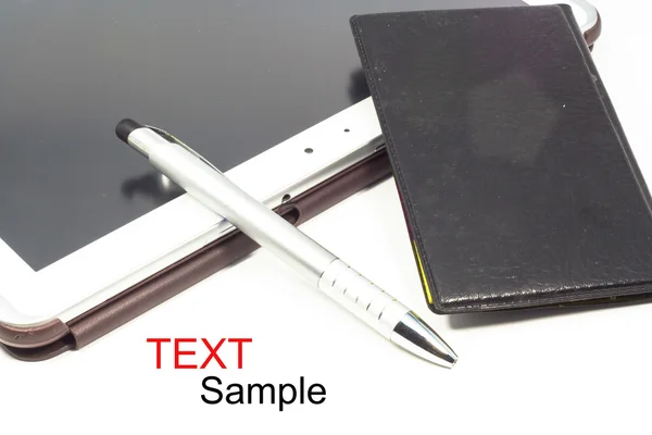 Tableta vacía y cuaderno con un lápiz aislado — Foto de Stock