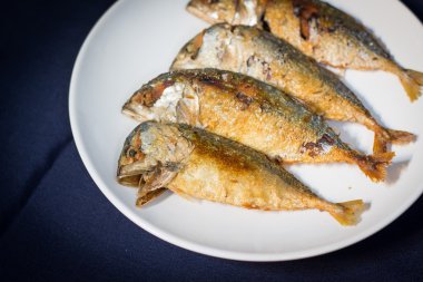 Kızarmış uskumru, plaka içinde kızarmış uskumru