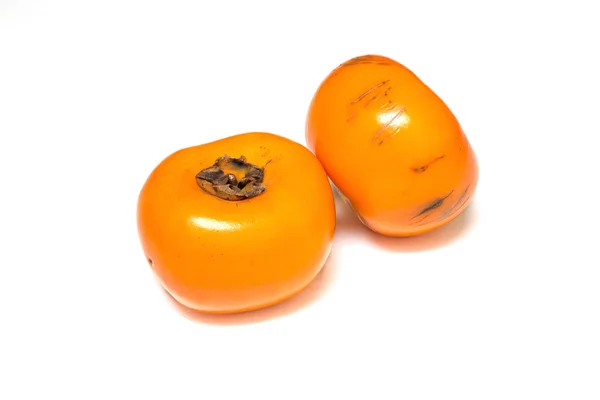 分離された 2 つのオレンジ熟した柿 — ストック写真