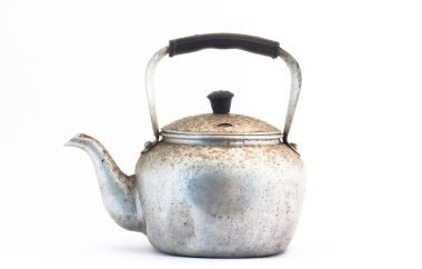 Beyaz arka plan üzerinde izole kamp için küçük klasik çaydanlık