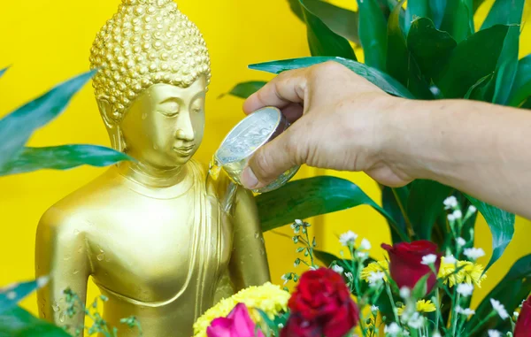 Songkran festivalinin Tayland geleneğinde Buda heykeline su dökülüyor