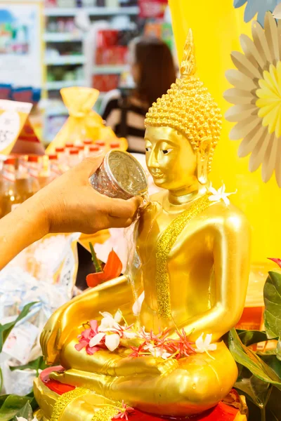 Acqua versando alla statua di Buddha nel festival di Songkran tradizione della Thailandia — Foto Stock