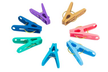 beyaz zemin üzerine, konsept tarzı izole renkli clothespins dönüştürün