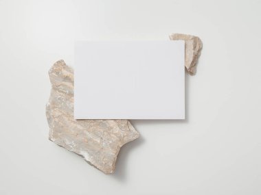 Davetiye kartı modeli, boş tebrik kartı şablonu. Minimalist tarzda düz yatıyordu..