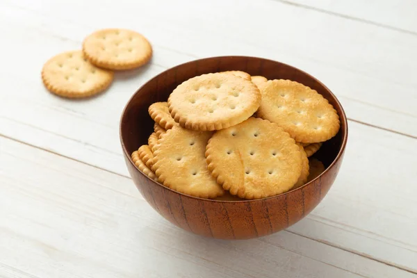 Biscoitos Biscoitos Redondos Uma Tigela Madeira Fundo Mesa Madeira Branca — Fotografia de Stock