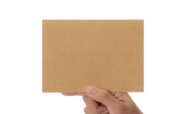 Beyaz arkaplanda, kırpma yolu ve tebrik kartı modeliyle izole edilmiş boş bir karton kağıt tutuyorum..