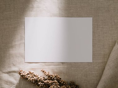 Davetiye kartı modeli, boş tebrik kartı şablonu. Minimalist tarzda düz yatıyordu..