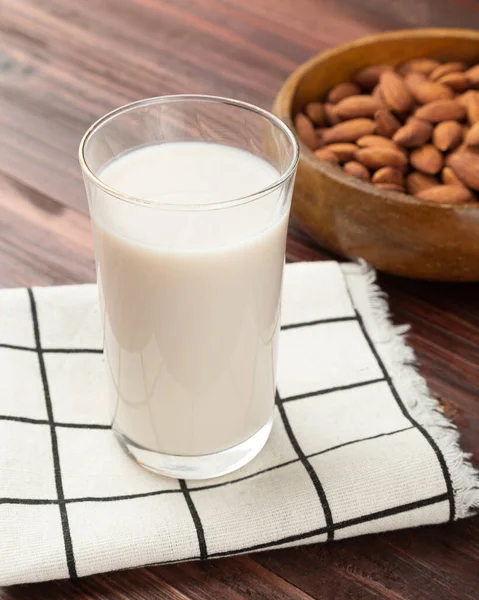 Mandel Mjölk Glaset Med Mandel Träskål Bordet Friska Mellanmål Vegetarisk — Stockfoto