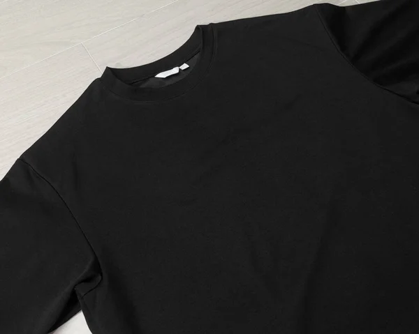 Κενό Μαύρο Μεγάλου Μεγέθους Shirt Μακιγιέζ Πρότυπο Στο Πάτωμα — Φωτογραφία Αρχείου