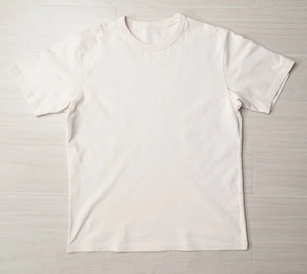 Plantilla Maqueta Camiseta Beige Blanco Suelo —  Fotos de Stock
