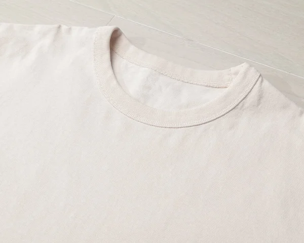 Plantilla Maqueta Camiseta Beige Blanco Suelo — Foto de Stock