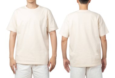 Boş bej tişörtlü genç adam önü ve arkası tasarım şablonu olarak kullanılıyor, beyaz arka planda kırpma yolu ile izole edilmiş..