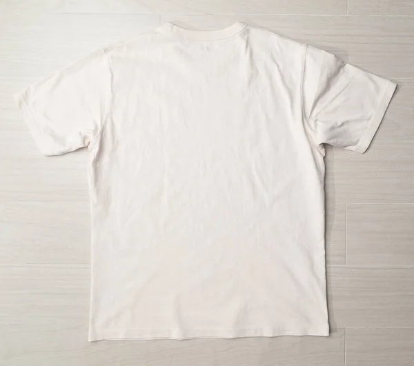 Plantilla Maqueta Camiseta Beige Blanco Suelo —  Fotos de Stock