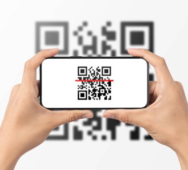 El, akıllı telefon taraması QR kodu kullanıyor. Barkod okuyucu, Qr kod ödemesi, Nakitsiz teknoloji, Dijital para kavramı.