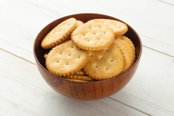 Biscoitos Biscoitos Redondos Uma Tigela Madeira Fundo Mesa Madeira Branca — Fotografia de Stock