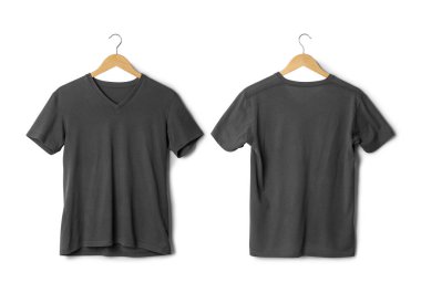 Kırpma yolu ile beyaz arkaplanda asılı gri tişört modeli.