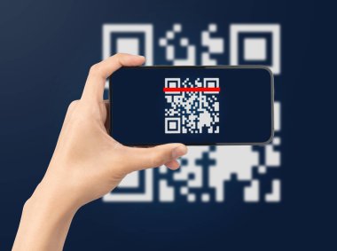 El, akıllı telefon taraması QR kodu kullanıyor. Barkod okuyucu, Qr kod ödemesi, Nakitsiz teknoloji, Dijital para kavramı.