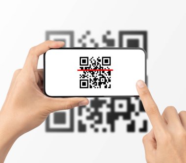 El, akıllı telefon taraması QR kodu kullanıyor. Barkod okuyucu, Qr kod ödemesi, Nakitsiz teknoloji, Dijital para kavramı.
