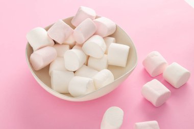 Pastel pembe arka planda kasede lokum..