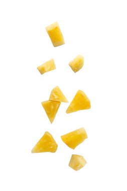 Düşen ananas dilimleri kırpma yolu ile beyaz zemin üzerinde izole.