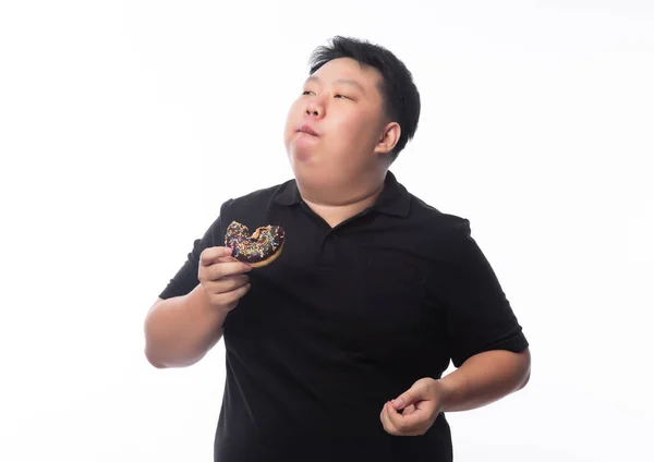 Młody Śmieszne Tłuszcz Azji Człowiek Jedzenie Czekolady Pączki Izolowane Białym — Zdjęcie stockowe