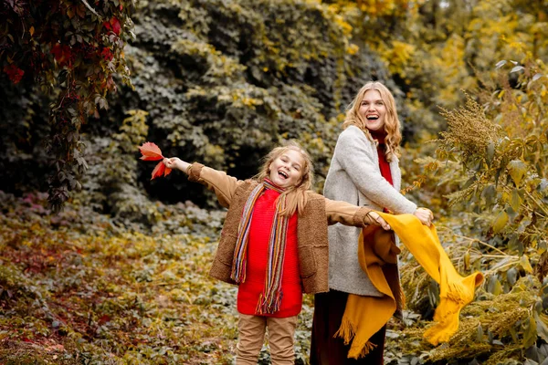 Young Adult Blonde Mother Year Old Daughter Walk Autumn Park — Stock Photo, Image