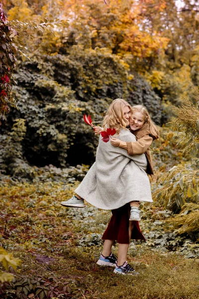 Eine Junge Erwachsene Blonde Mutter Mit Einer Jährigen Tochter Beim — Stockfoto