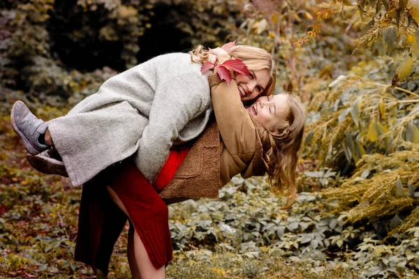 Mladá Blond Matka Letou Dcerou Procházce Podzimním Parku Objetí Smát — Stock fotografie