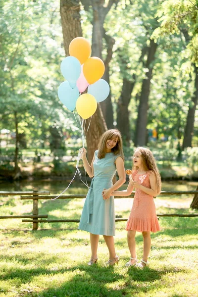 Cute Family Mom Her Daughter Launching Balloons Birthday Celebration Summer — Stock Photo, Image