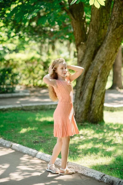 Cute Little Girl Curly Hair Walks Park Poses Summer Sunny — Stock Photo, Image