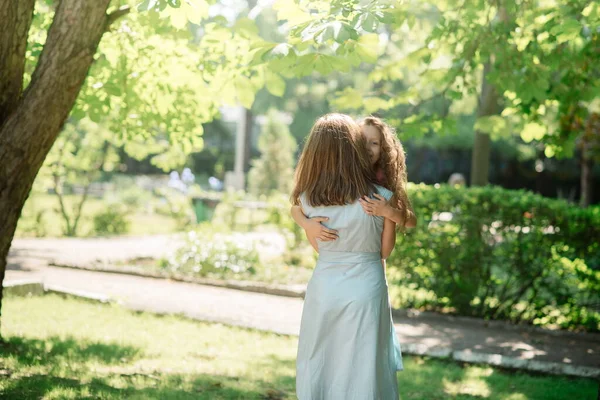 Una Giovane Madre Una Figlia Abbracciano Durante Una Passeggiata Nel — Foto Stock