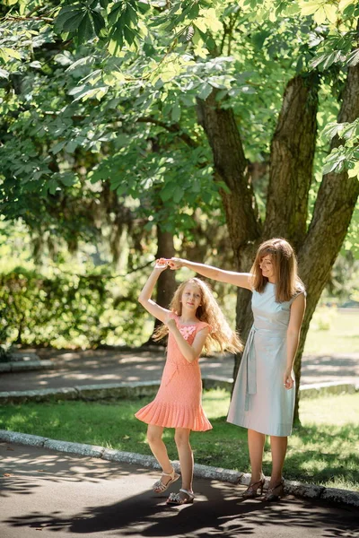 Young Mother Daughter Hug Walk Park Portrait Beautiful Family One — Stock Photo, Image