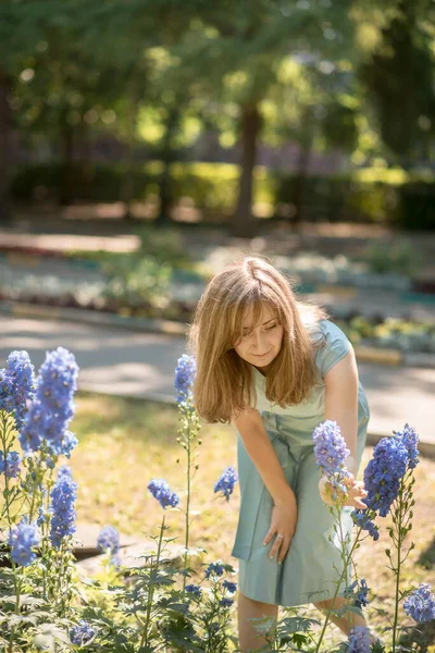 Young Adult Woman Posing Park Summer Walk — Stock Photo, Image